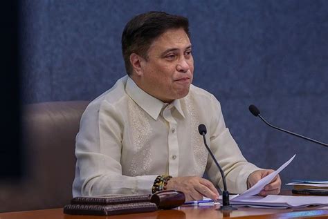 Senate OKs P100 minimum wage hike .